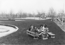 502969 Gezicht op de bouwspeelplaats aan de Van Bijnkershoeklaan te Utrecht.